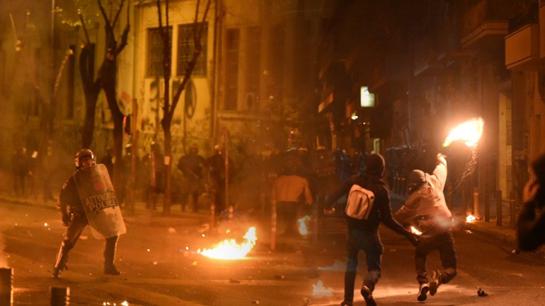Επιθέσεις με μολότοφ και πέτρες εναντίον αστυνομικών δυνάμεων στα Εξάρχεια
