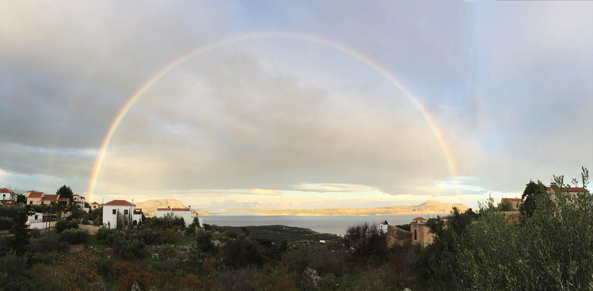 Το ουράνιο τόξο αγκαλιάζει τη Σούδα