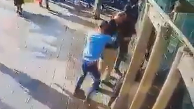 Βίντεο-ντοκουμέντο: Παλαιστίνιος μαχαιρώνει Ισραηλινό φύλακα Βίντεο-ντοκουμέντο: Παλαιστίνιος μαχαιρώνει Ισραηλινό φύλακα