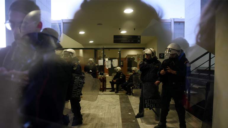 Το ποτάμι της οργής σαρώνει τη Δικαιοσύνη