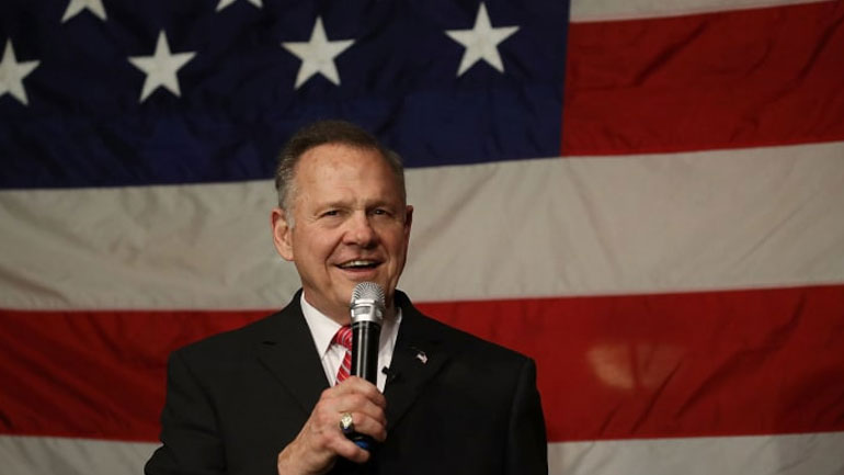 ΗΠΑ: Η εκστρατεία του Μουρ μετατρέπει την εκλογική αναμέτρηση στην Αλαμπάμα σε δημοψήφισμα για το πρόγραμμα του Τραμπ