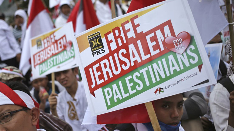 Χιλιάδες Ινδονήσιοι διαδήλωσαν έξω από την αμερικανική πρεσβεία στην Τζακάρτα