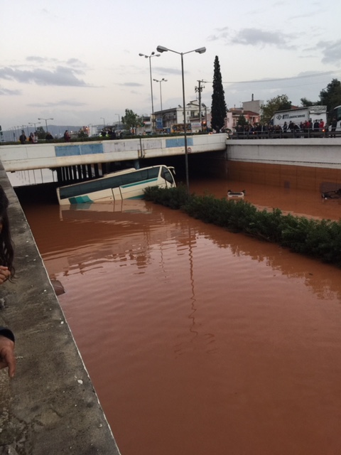 Εκατοντάδες οχήματα βούλιαξαν στις λάσπες, περιουσίες καταστράφηκαν, όπως και οι δημόσιες υποδομές παροχής ρεύματος και ύδατος