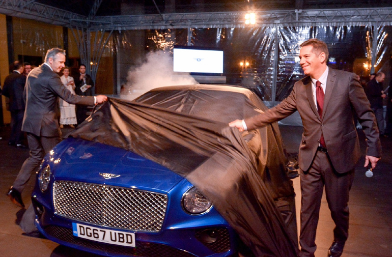 Ο γενικός διευθυντής πωλήσεων Ευρώπης της Bentley Philipp Noack (αριστερά) και ο γενικός διευθυντής της Bentley Athens Νικόλας Μπέρνερντ αποκαλύπτουν τη νέα γενιά Continental GT