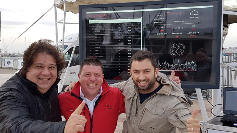 Μαζί με τον εκπαιδευτή της Jaguar Ross hockenhull (στη μέση)ο  οποίος κάθισε στη θέση του συνοδηγού της XE σημειώσαμε μία απίστευτη βαθμολογία (αριστερά στην φωτογραφία ο Πάρις Ποντίκας) 