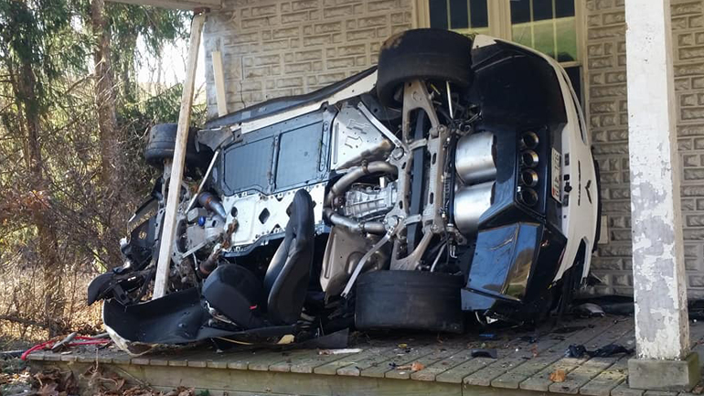 Corvette Z06 εισβάλλει σε σπίτι!