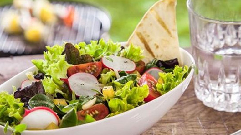 Τελικά πρέπει να πίνουμε νερό κατά τη διάρκεια του γεύματος;