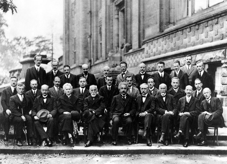 Το Συνέδριο του Solvay το 1927. Ο Μπορν είναι δεύτερος από τα δεξιά στη δεύτερη σειρά, ανάμεσα στους Λουί ντε Μπρολί και Νιλς Μπορ.