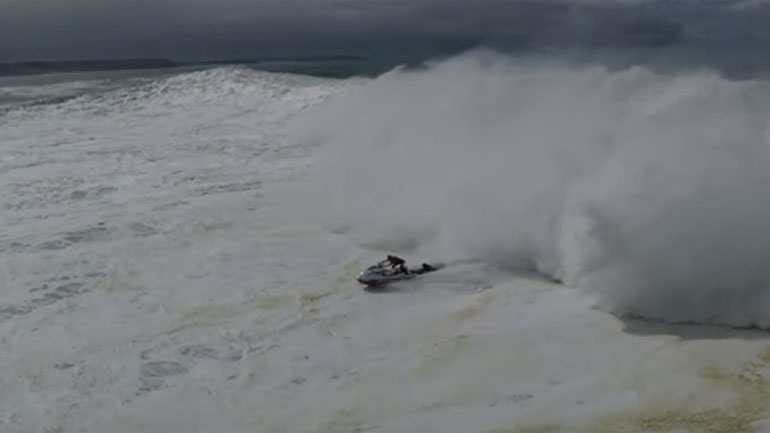 «Επική» διάσωση σέρφερ από γιγαντιαία κύματα