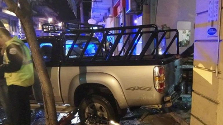 Αγροτικό εισέβαλε σε καφενείο με την όπισθεν Αγροτικό εισέβαλε σε καφενείο με την όπισθεν