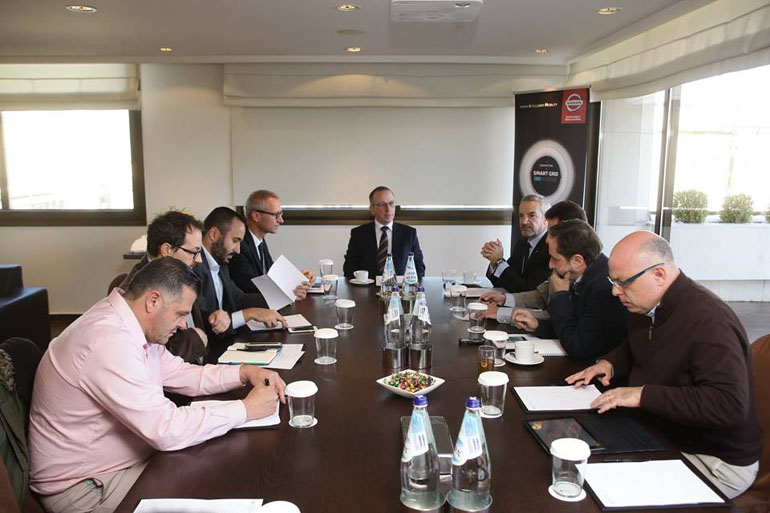 Ο Πρόεδρος της Nissan Europe, Paul Willcox (στην κεφαλή του τραπεζιού) και ο Τάκης Θεοχαράκης (πάνω δεξιά) συζήτησαν με τους δημοσιογράφους