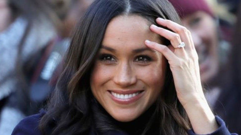 Γιατί η Meghan Markle αγγίζει συνεχώς τα μαλλιά της; – Η ειδικός εξηγεί