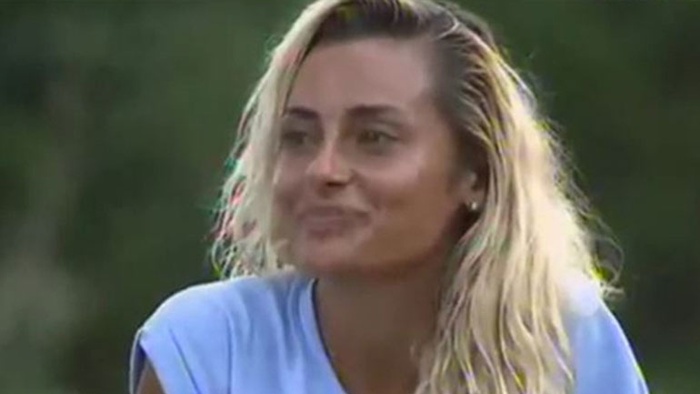 Συγκινείται η Βασιλική Μιλλούση όταν μιλά για τα τελευταία Χριστούγεννα με τον μπαμπά της