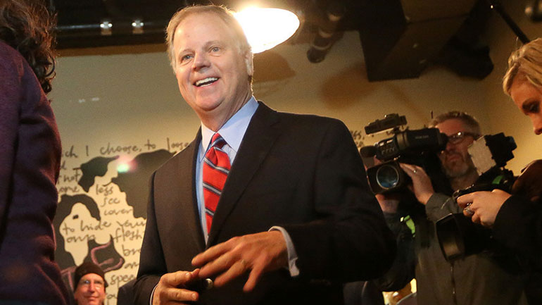 ΗΠΑ: Ο Δημοκρατικός Νταγκ Τζόουνς εκλέγεται γερουσιαστής στην Αλαμπάμα