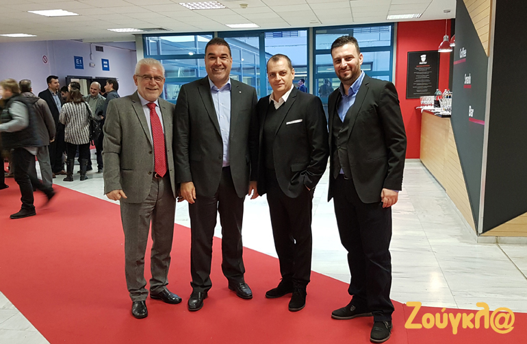 Ο εμπορικός διευθυντής της Seat Χάρης Δάνδουρας (δεύτερος από αριστερά) με τρία μέλη του θεσμού Αυτοκίνητο της Χρονιάς. Στέργιος Μανώλης (αριστερά), Νίκος Χριστόπουλος (δεξιά) και Γιάννης Τσορογιάννης. Και οι τρεις ψήφισαν κορυφαίο αυτοκίνητο το νέο Ibiza