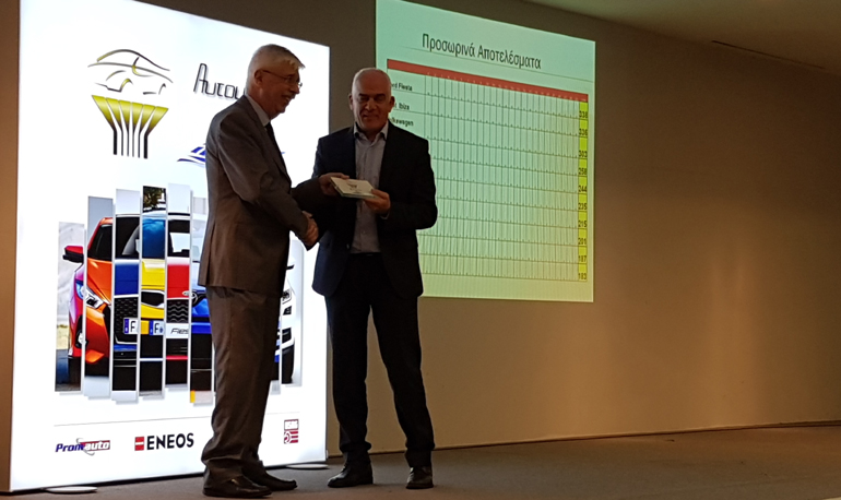 Ο πρόεδρος της Ford Motor Hellas Νίκος Νοταράς, παραλαμβάνει το βραβείο από τον Πάνο Φιλιππακόπουλο