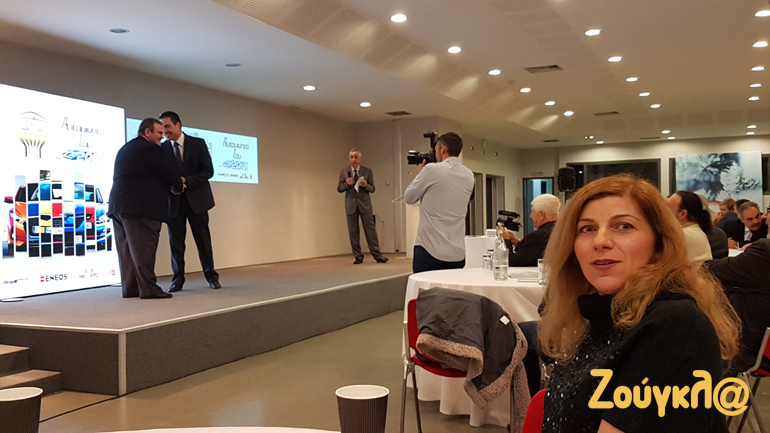 Ο διευθυντής marketing της KIA παραλαμβάνει τιμητική πλακέτα από τον Γιώργο Τριανταφύλλη. Δεξιά η υπεύθυνη δημοσιίων σχέσεων της KIA Μαίρη Παλαιολόγου