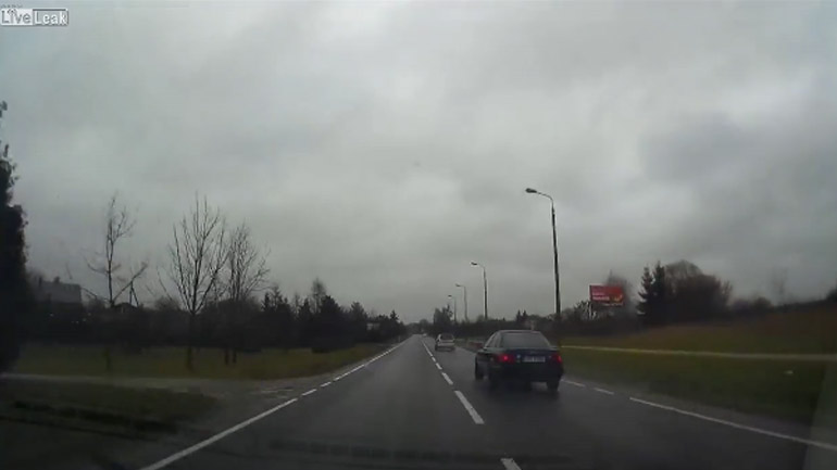 Τον πέταξε επίτηδες εκτός δρόμου!