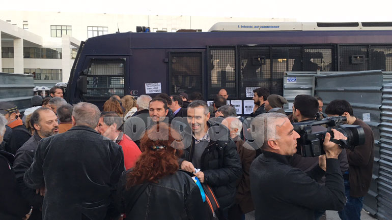 Ένταση στο Ειρηνοδικείο μεταξύ συγκεντρωμένων και ΜΑΤ για τους πλειστηριασμούς