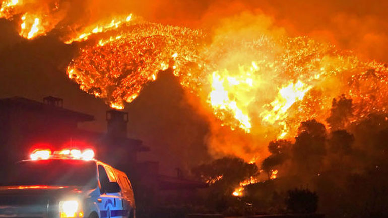 ΗΠΑ: Οι ισχυροί άνεμοι δυσκολεύουν τις προσπάθειες κατάσβεσης της μεγάλης πυρκαγιάς στην Καλιφόρνια
