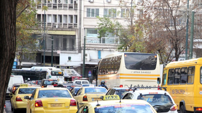 Αυξημένη η κίνηση στους δρόμους της Αθήνας