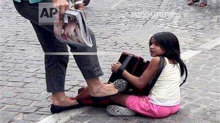 Καταδικάστηκε η γυναίκα που κλότσησε παιδί στην Ακρόπολη το 2013