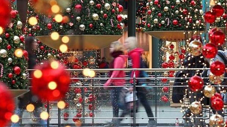 Σε ισχύ από αύριο το εορταστικό ωράριο