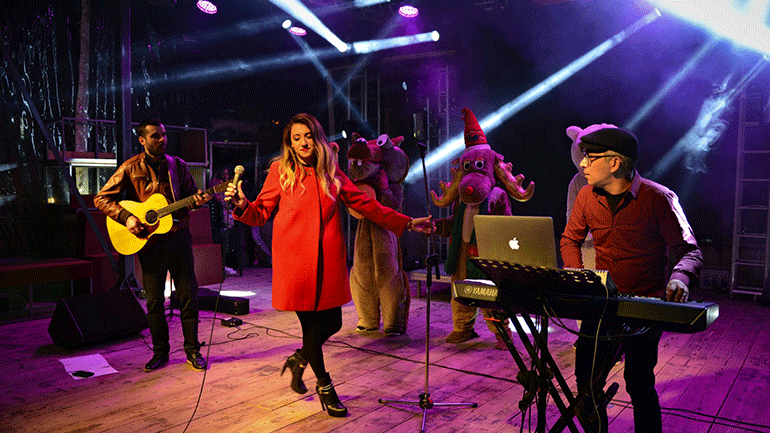 Ατέλειωτο κέφι και συνεχής χορός με τους Les Au Revoir στην Ονειρούπολη!