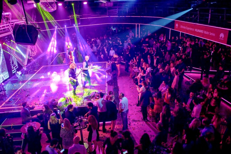 Πάρτι υπό τους ήχους του συγκροτήματος 48 Ώρες