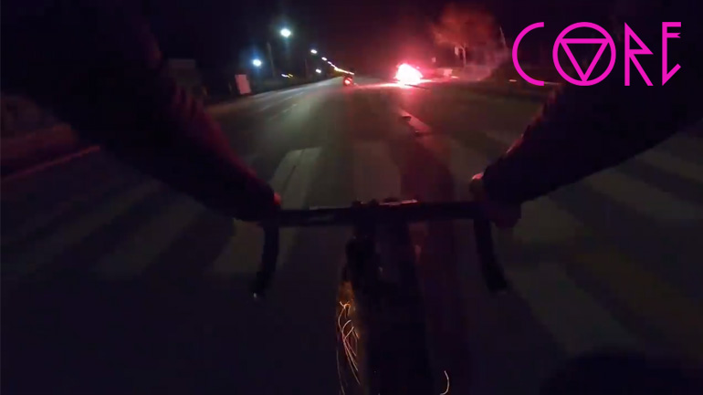 Θεός ποδηλάτης παίρνει τον νόμο στα χέρια του… με πυροτεχνήματα!