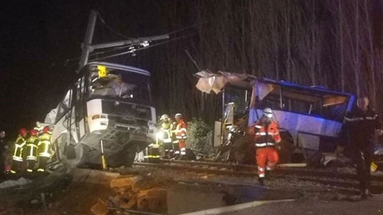 Γαλλία – Σύγκρουση τρένου με σχολικό λεωφορείο: Η οδηγός δηλώνει ότι οι μπάρες της ισόπεδης διάβασης ήταν ανοιχτές