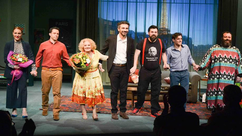 Επίσημη πρεμιέρα για την παράσταση «Γδύστε τη μαμά»