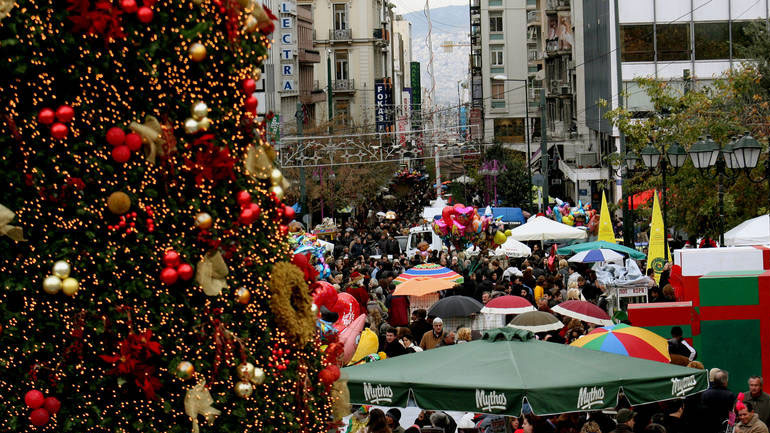 Με εορταστικό ωράριο λειτουργούν από σήμερα τα καταστήματα