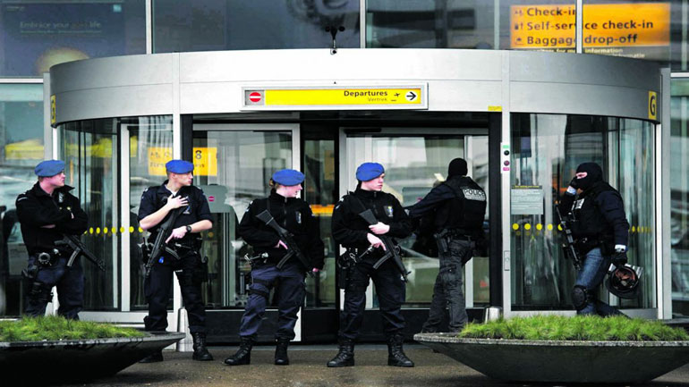 Αστυνομικοί πυροβόλησαν άνδρα με μαχαίρι που εκτόξευε απειλές στο αεροδρόμιο του Άμστερνταμ