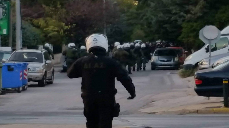 Συμπλοκές οπαδών του Ολυμπιακού με την αστυνομία στα Βριλήσσια