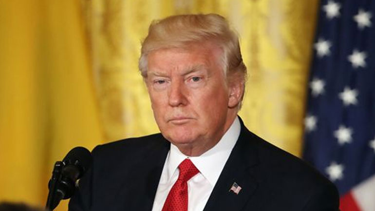 Δείτε ποιος έκατσε στο γραφείο του Donald Trump! Δείτε ποιος έκατσε στο γραφείο του Donald Trump!