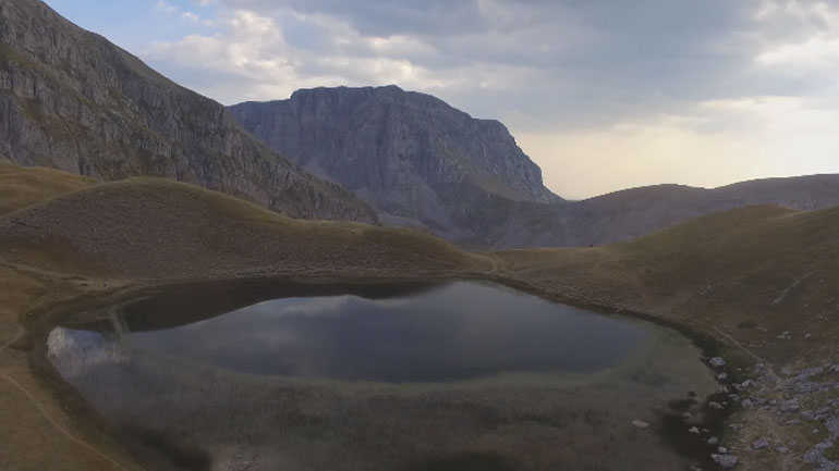 Η θέα της Δρακόλιμνης στο Πάπιγκο απο ψηλά: Εκεί που η ομορφιά συναντά τον μύθο
