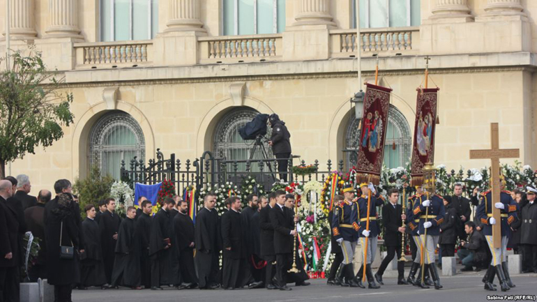 Χιλιάδες Ρουμάνοι στην κηδεία του τέως βασιλιά Μιχαήλ