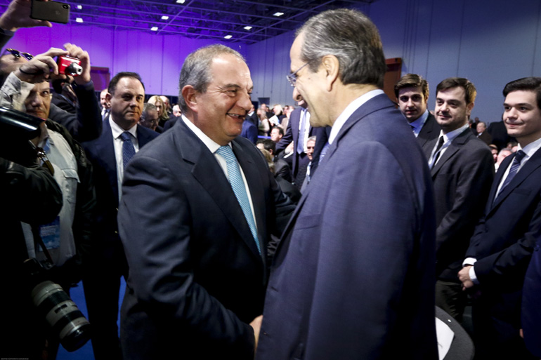 Θερμή χειραψία των δυο πρώην πρωθυπουργών Κώστα Καραμανλή και Αντώνη Σαμαρά