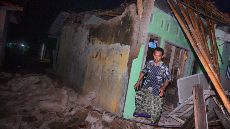 Ινδονησία: Δύο νεκροί από τον σεισμό των 6,5R – Περισσότερα από 100 κτήρια έχουν καταρρεύσει