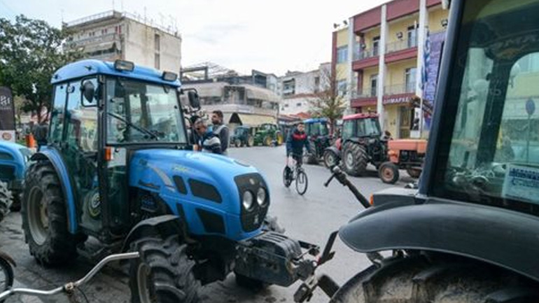 Αγρότες με τρακτέρ συγκεντρώθηκαν στον Τύρναβο – Πανελλαδική σύσκεψη αύριο στη Λάρισα