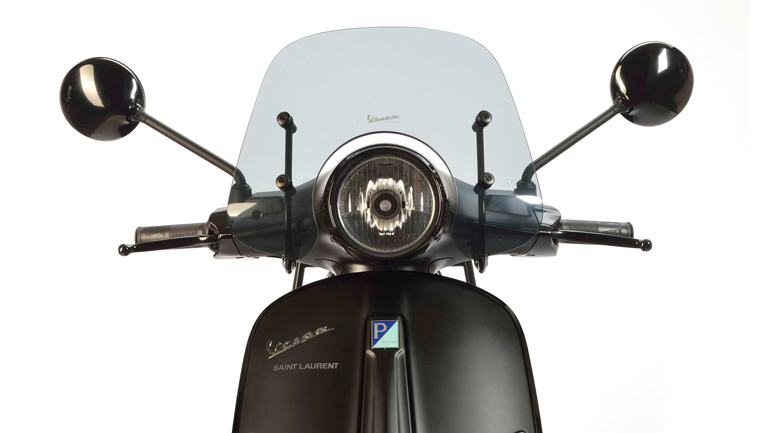 Χριστούγεννα στο Παρίσι; Saint Laurent και Vespa σας περιμένουν!