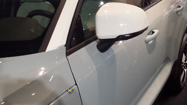 Χαριτώμενη λεπτομέρεια η σημαία της Σουηδίας στο πλάι του καπό