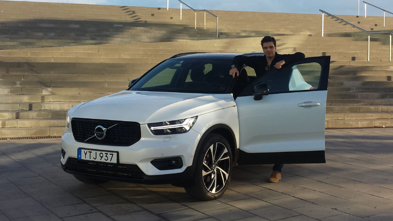 Στην παραλία της Βαρκελώνης με το ολοκαίνουργιο compact SUV της σουηδικής μάρκας