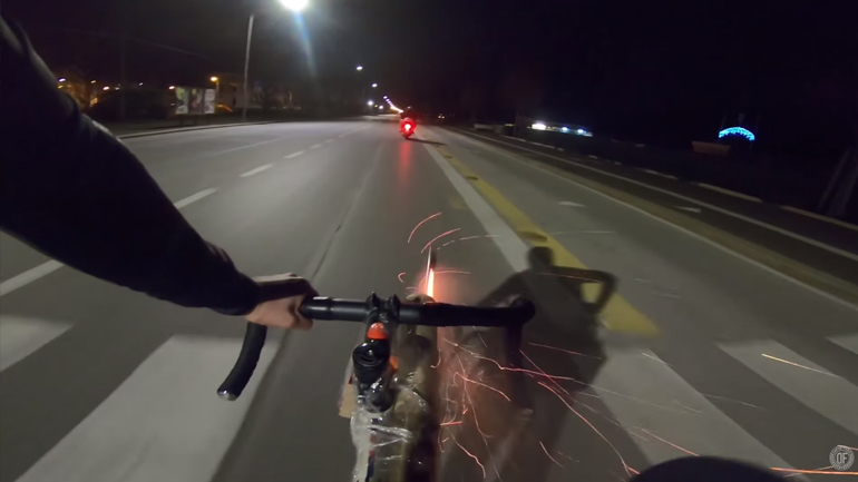 «Βεγγαλικός» ποδηλάτης εναντίον scooter: Μια άνιση μάχη..