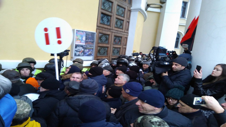 Ουκρανία: Υποστηρικτές του Σαακασβίλι προσπάθησαν να καταλάβουν αίθουσα συναυλιών