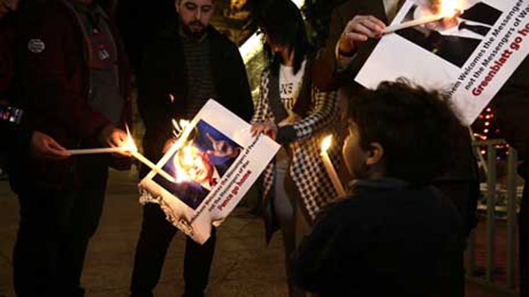 Παλαιστίνιοι έκαψαν φωτογραφίες του αντιπροέδρου Πενς