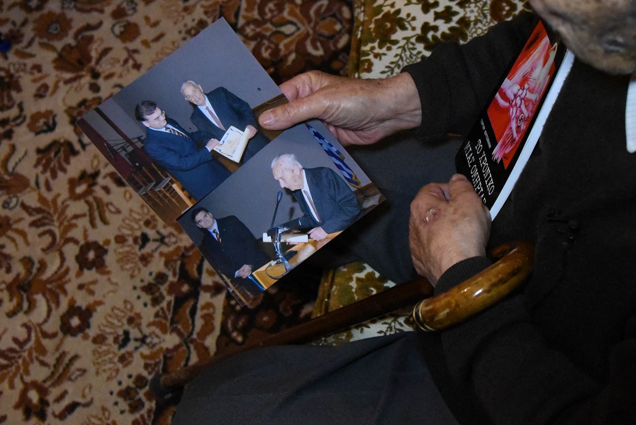 Ο Σ. Ασημακόπουλος όταν τιμήθηκε από την πολιτεία