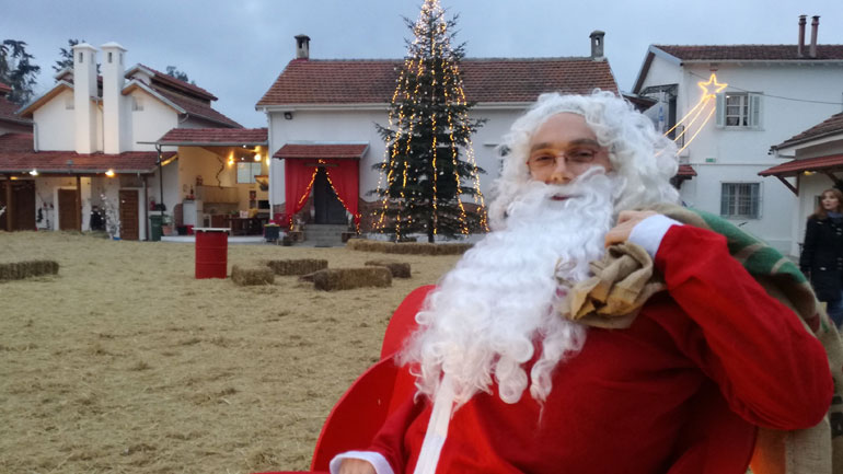 Θεσσαλονίκη: Ιρλανδός Αϊ Βασίλης κερνάει σοκολατάκια Βρυξελλών