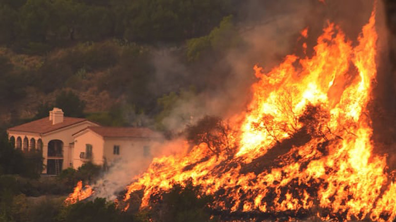 Μαίνεται η πυρκαγιά «Τόμας» στην Καλιφόρνια – Ανυπολόγιστες καταστροφές